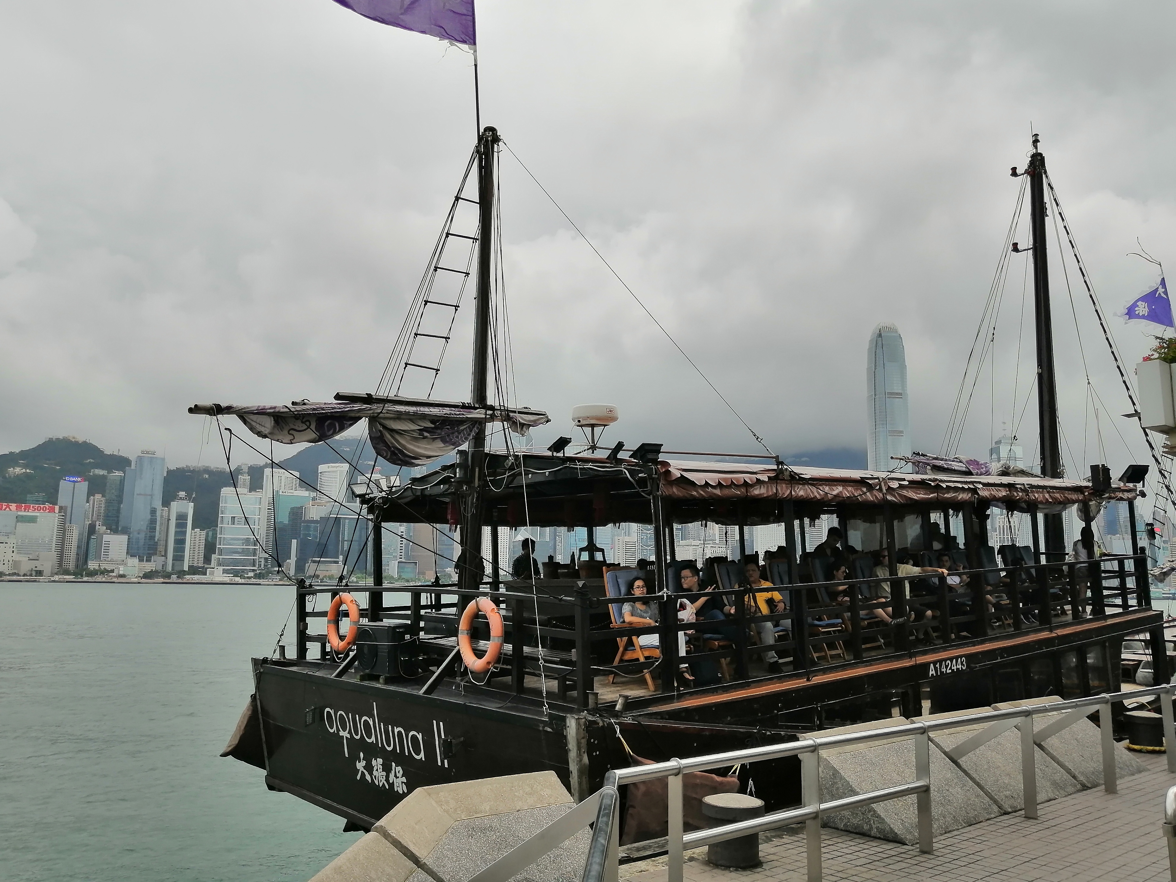 七月初香港游初印象-钓鱼的老人、性感的西方女游客、绘画的小孩