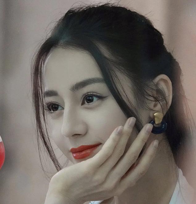 迪丽热巴出席活动穿礼服,迪丽热巴穿礼服出席活动