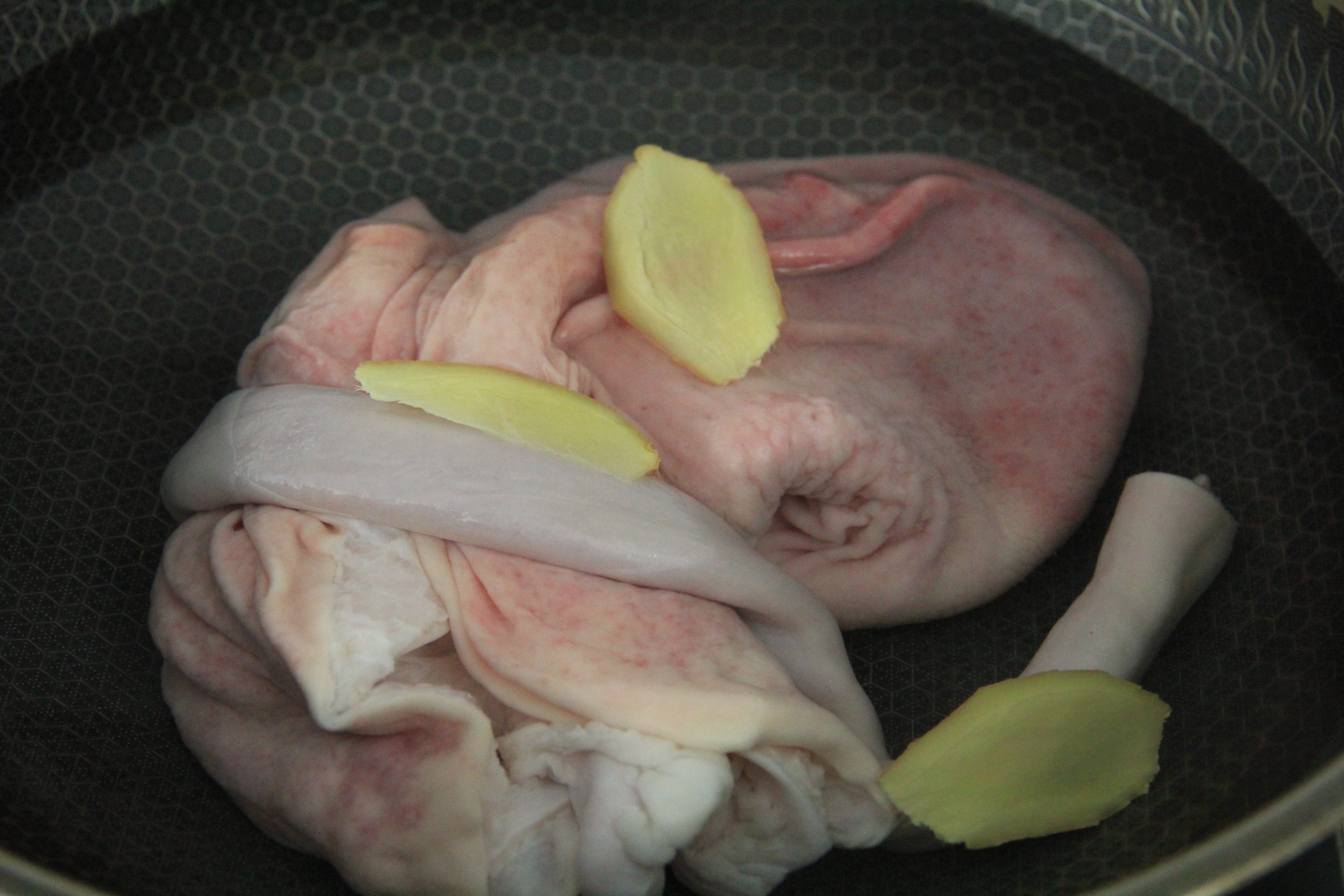 清猪肚时，有人加盐，加碱都不对，记住这2种料，猪肚干净无腥味