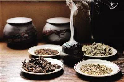 艾叶泡脚的作用和关注事项,艾叶泡脚有什么好处和坏处