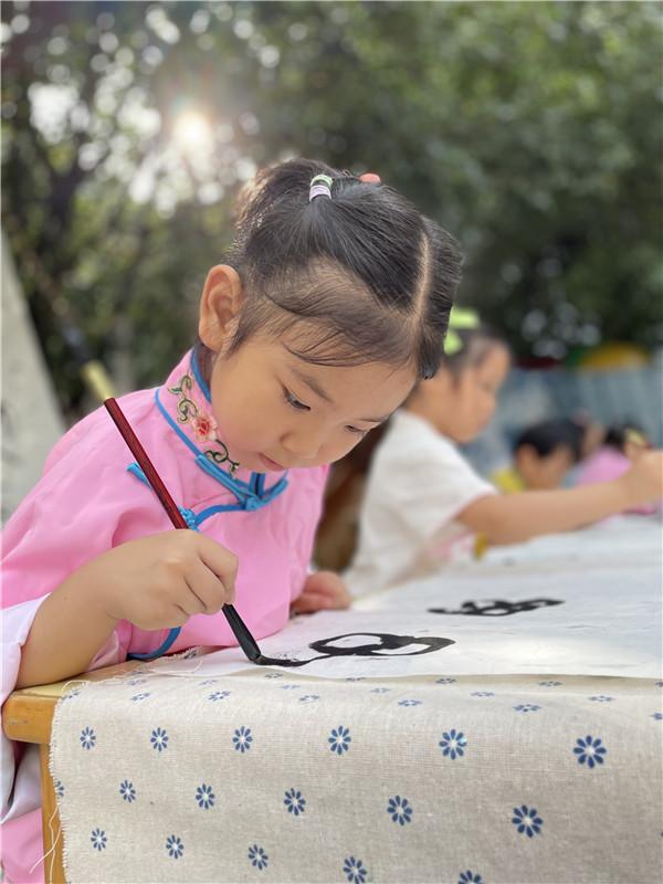 笔墨纸砚润童心，书香画韵趣国庆：合肥市宿州路幼儿园迎国庆活动
