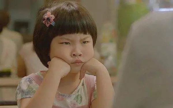 “即使爸爸再忙，也会抽空看美女。”看了娃造的句我笑到打鸣