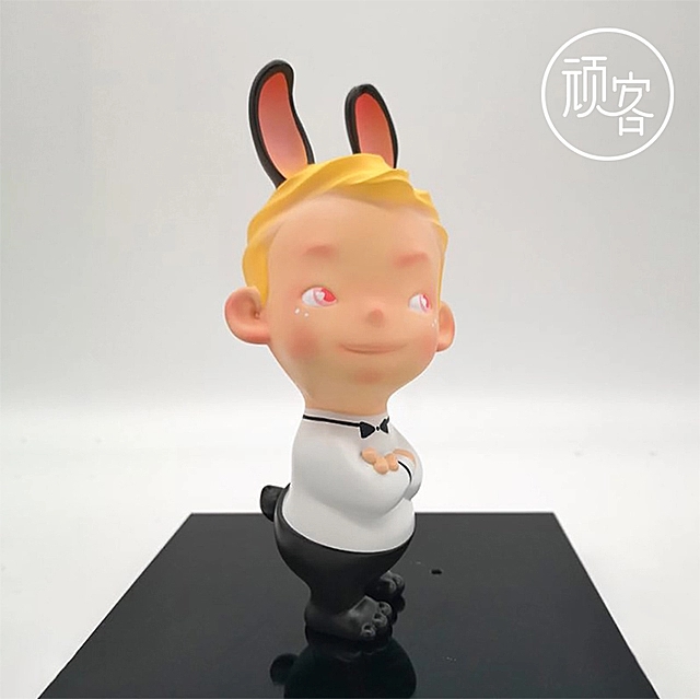 她是80后美女设计师，曾被周迅邀请参加晚会，玩偶以五位数拍卖