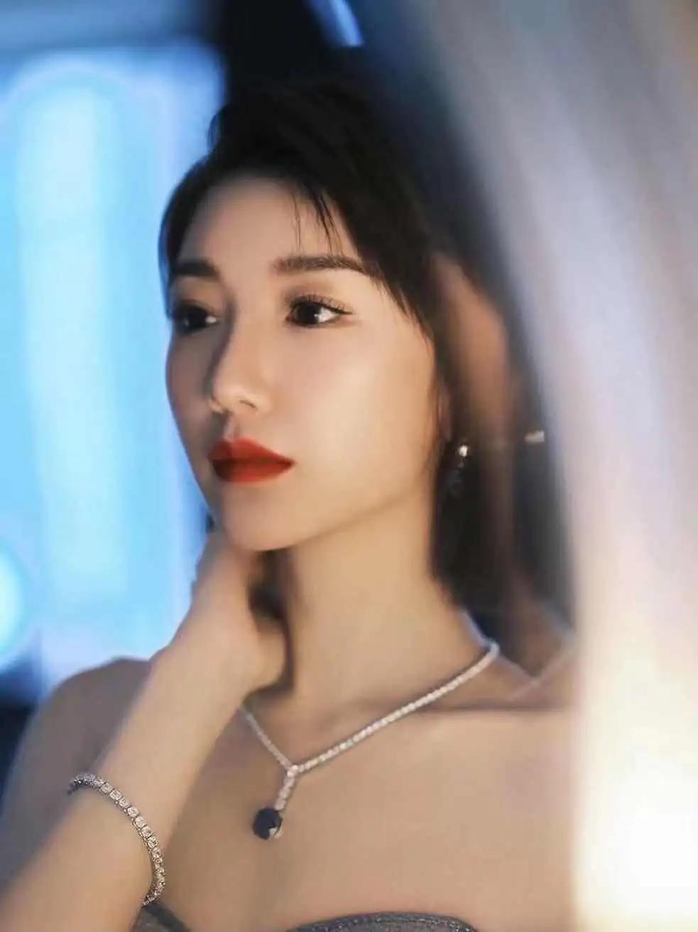 最新明星红毯珠宝,女明星红毯封神造型礼服