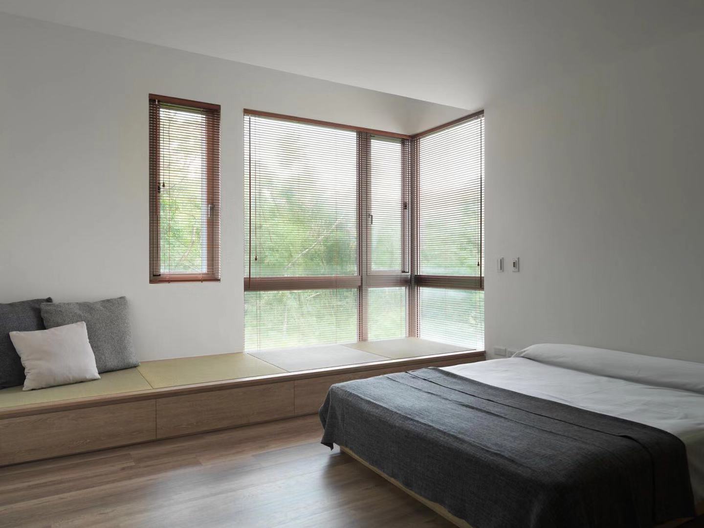 进门左手厨房餐厅客厅一体长方形,现代轻奢装修风格餐厅厨房一体