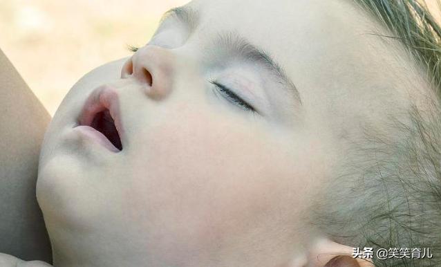 宝宝一直张着嘴手脚乱动,宝宝一直张着嘴睡觉用嘴呼吸