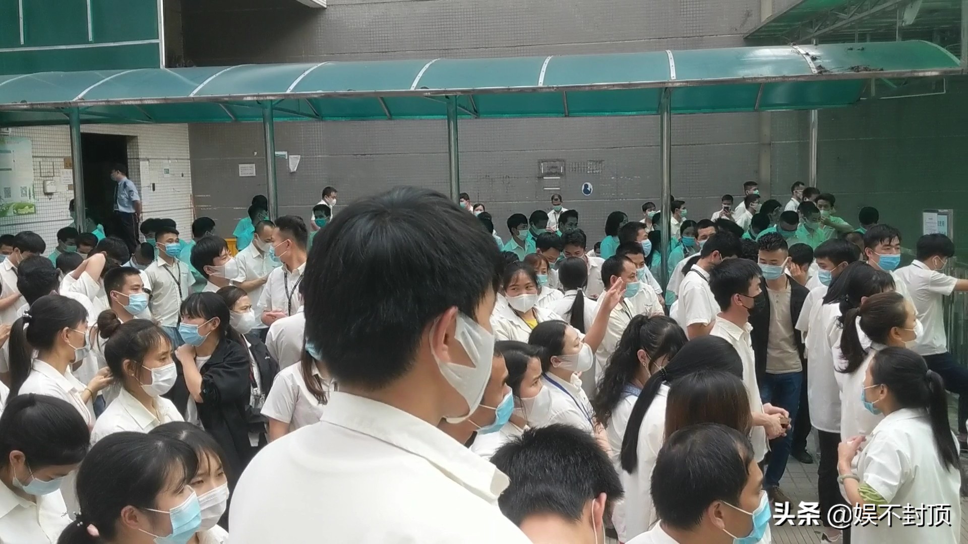 东莞27000人的电子厂，员工还上着班，全部都被叫出去集合了