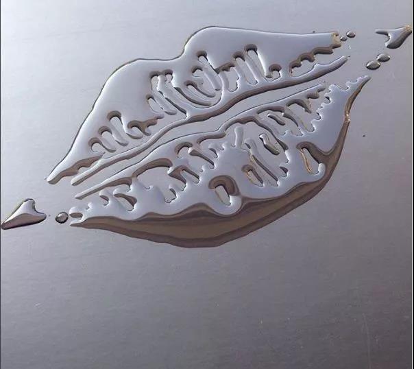 你可以擦掉那滴水，或者顺势用它画点不一样的美丽