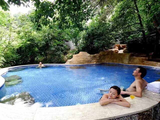 成都2天来回的温泉推荐，彩林雪景青山绿水，美成仙境