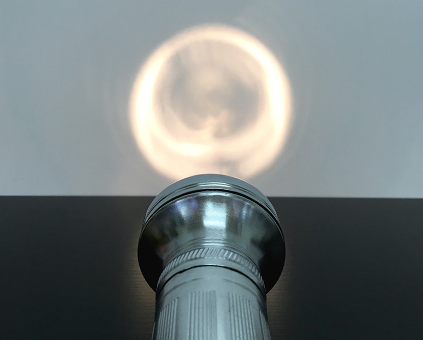 这种老式铁皮虎头手电筒，用过的都不知道缺点在哪里