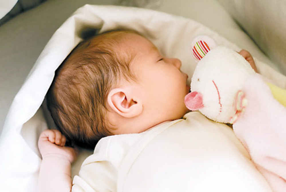 宝宝困了总是揉眼睛怎么回事,婴儿困到反复揉眼却哄不睡着