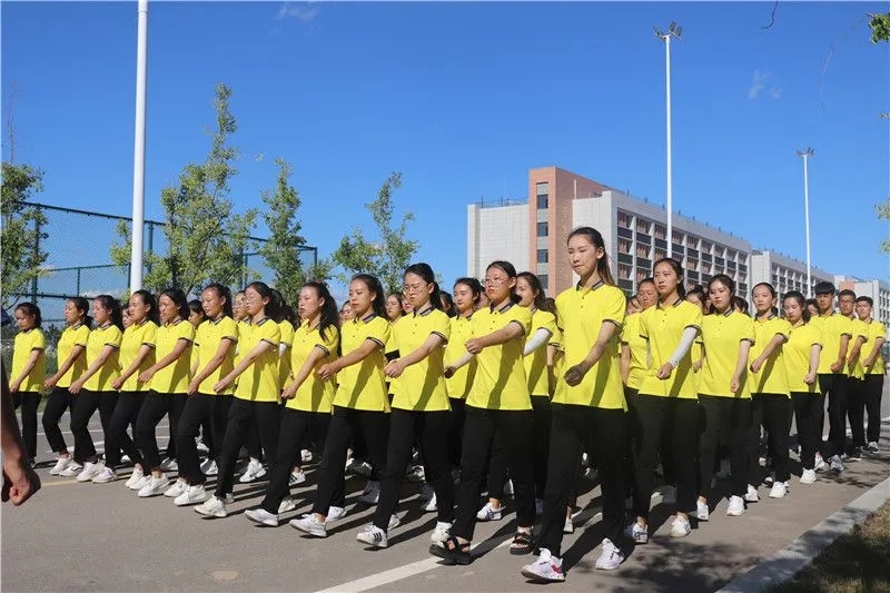 山东铝业职业学院空乘报的人多吗,山东铝业空乘专业礼仪