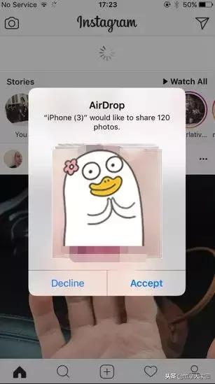 加拿大地铁上有变态强迫妹子看“*体下**”！你手机这个功能关了吗？