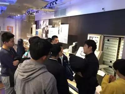 这帮人要组织去斯坦福大学玩机器人，就是价格小贵，心痛
