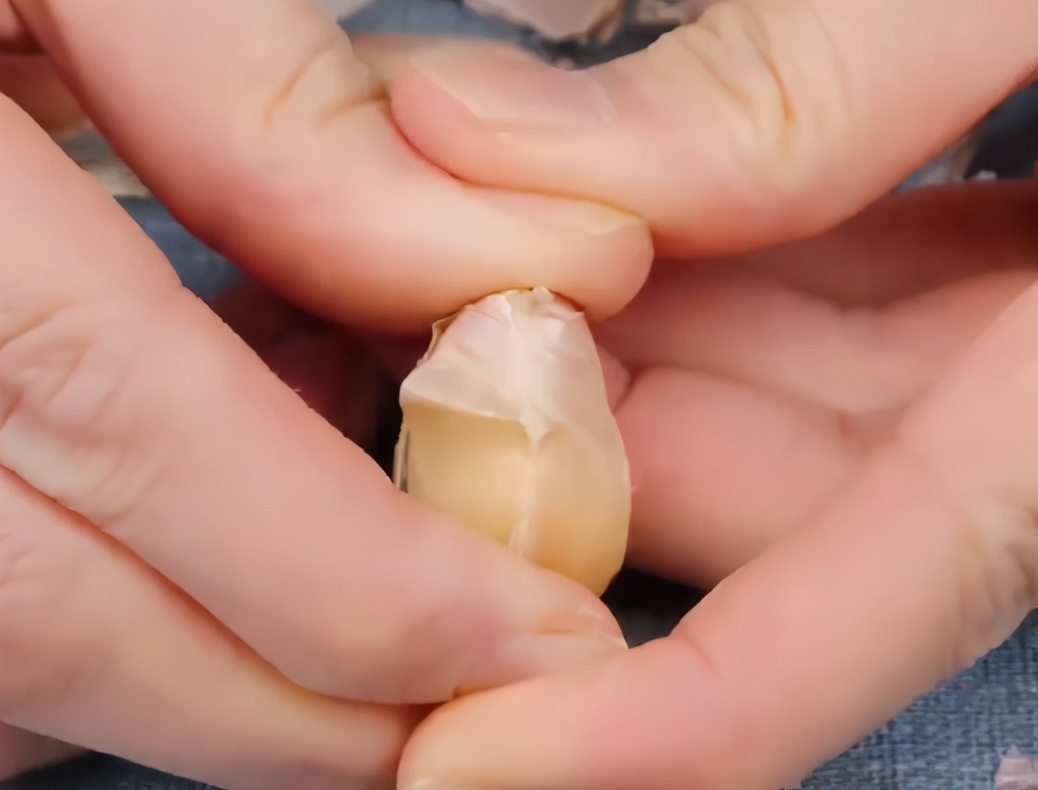 怎样剥大蒜皮又快又好妙招,怎样用小刀快速剥大蒜皮