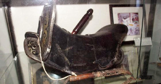 在古代欧洲，有一种刑罚和骑木驴相似，不过更残忍