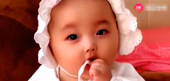 婴儿爱吃衣服和被子是怎么回事,宝宝爱吃妈妈皮肤怎么办