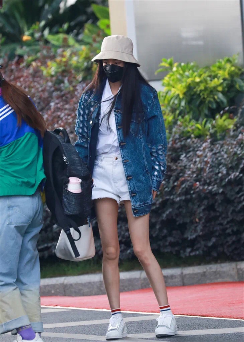 胸大怎么穿衣服不尴尬,胸大的妹子穿什么衣服保守