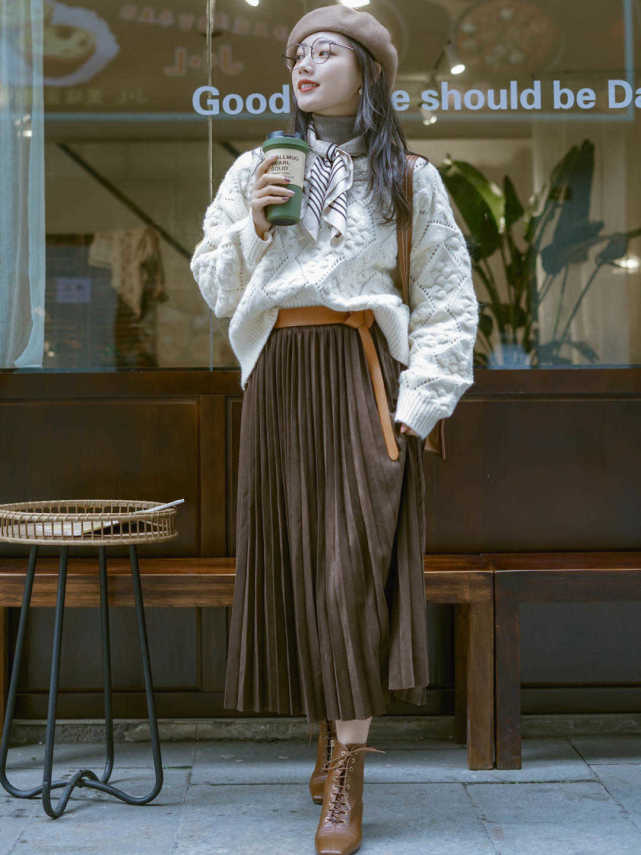 百褶裙穿起来,百褶裙上面穿个什么衣服