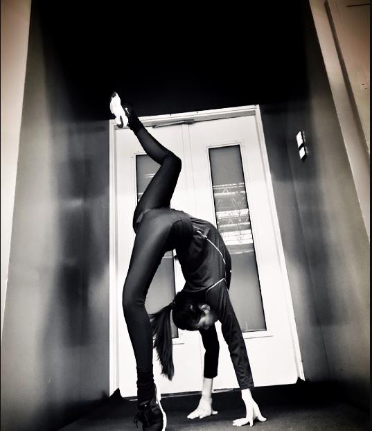 体操女神21岁,体操空中一字马照片