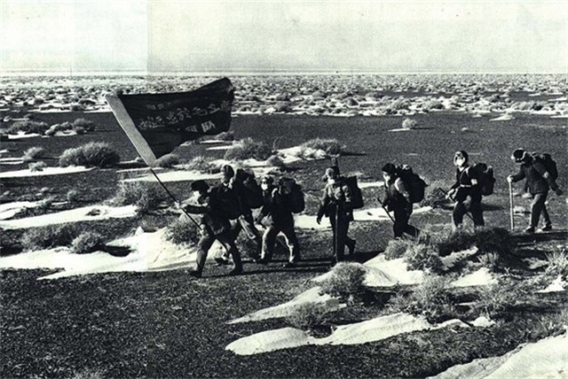 *世友许**听闻军中来了位高手，欲切磋武功，*飚耿**：你不是我的对手