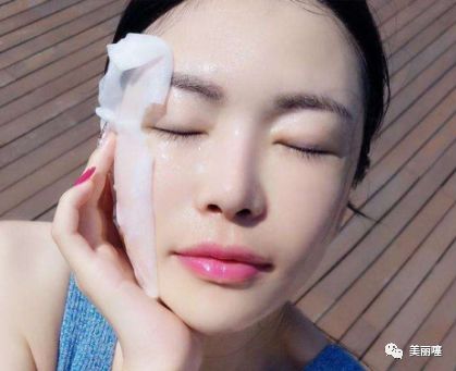 敷完面膜多余的精华怎么办,敷完面膜脸上的精华该不该洗