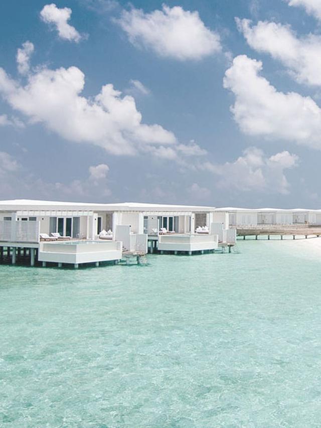 房间旁边就是泳池,房间旁边就是淋浴室