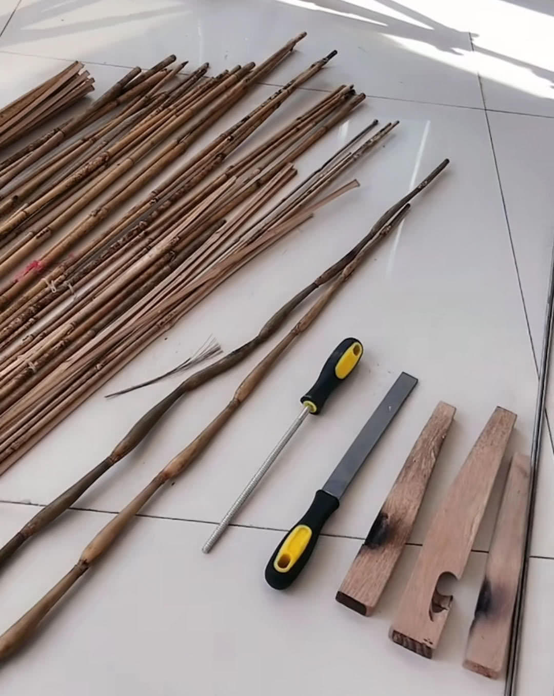 怎么自己制作竹竿钓鱼,怎么制作一个竹竿去钓鱼