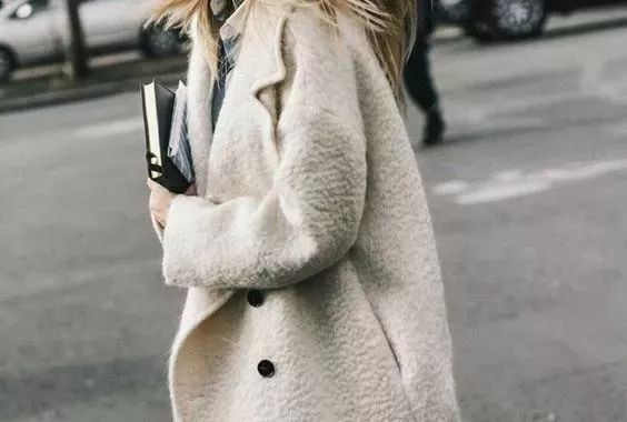 冬天的羊毛大衣怎么洗,冬天穿的衣服不洗怎么收拾