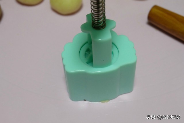 月饼怎么做不用烤箱很简单很好吃,不用转化糖浆又简单又好吃的月饼