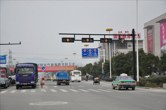 最新交通法规闯黄灯属于闯红灯吗,闯红灯和闯黄灯扣分罚款一样吗