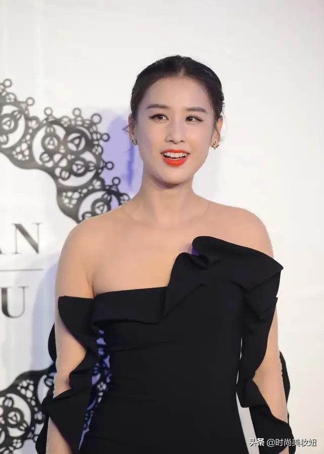 黄圣依黑色露肩装连衣裙优雅迷人,黄圣依黄色连衣裙套装