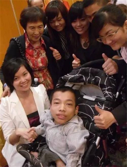 他身高不够1米，却身价上亿，娶1米7的秘书为妻，如今怎样