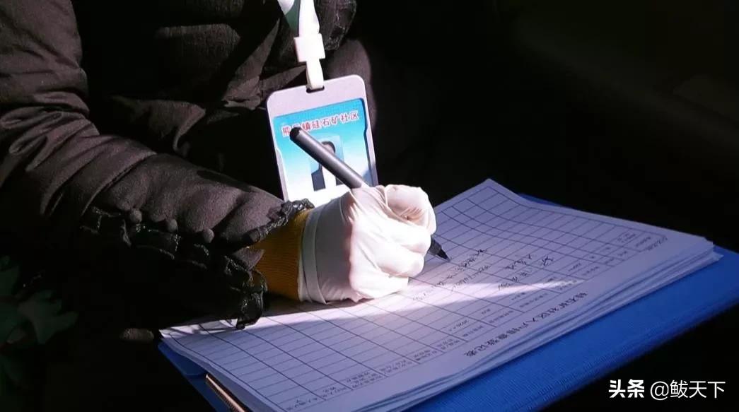 「*党**旗在防疫一线飘扬」社区书记惠炳东：“妈妈对不起！*党**员必须在一线！”