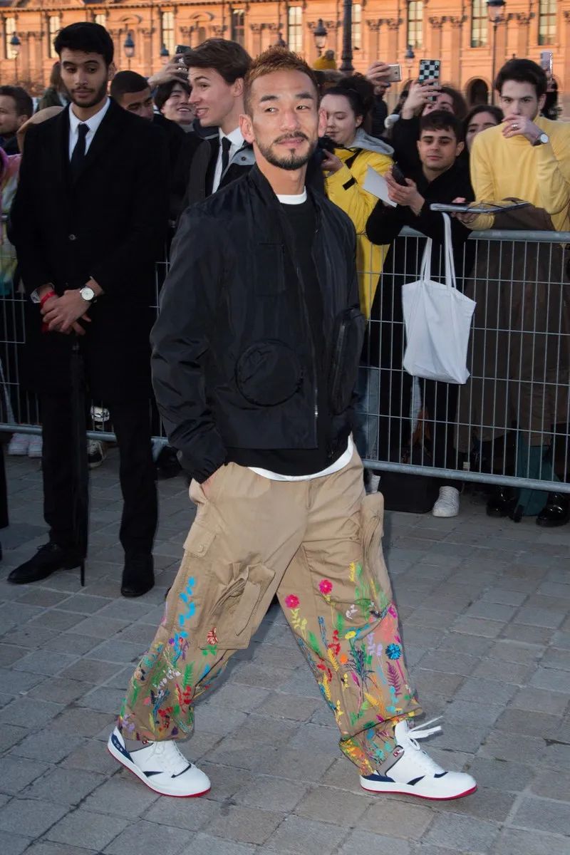 175cm的中田英寿，亮相时装周穿成165cm，但气场很强大