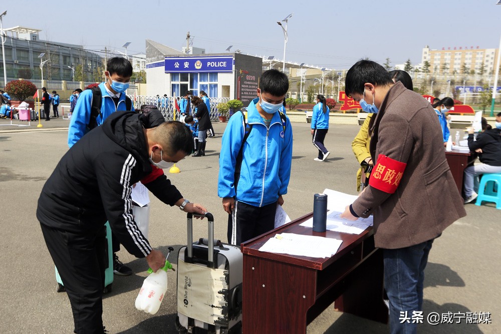 高三初三学生返校开学,贵州德江高三学生陆续返校