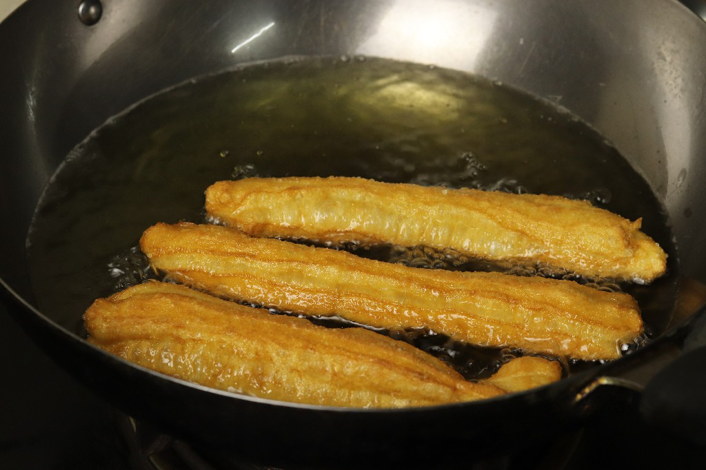 炸油条好吃又软和的做法,炸油条酥脆松软教学