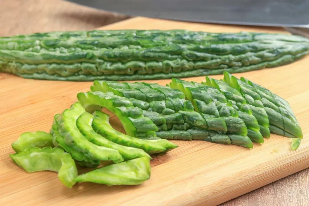 生吃苦瓜的作用与苦瓜功效,水果苦瓜吃到对人有什么好处吗