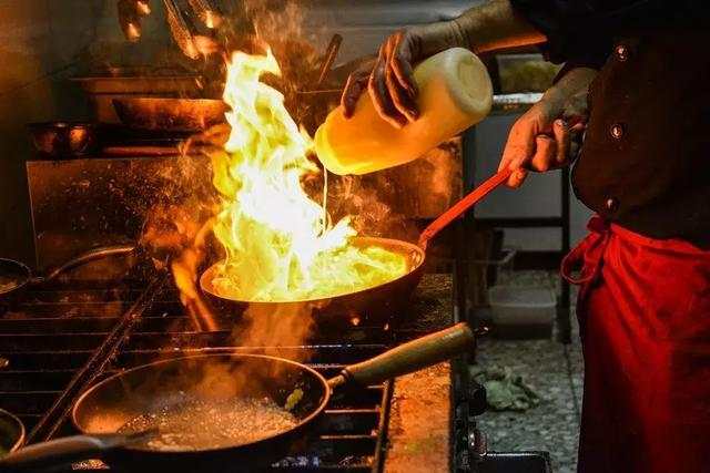 铁锅不粘锅不锈钢锅正确用法在此,用不粘锅的方法