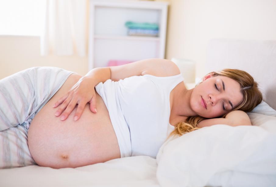 孕妇一直左侧睡会导致胎儿斜颈么,孕妇侧睡胎儿在侧腰上动