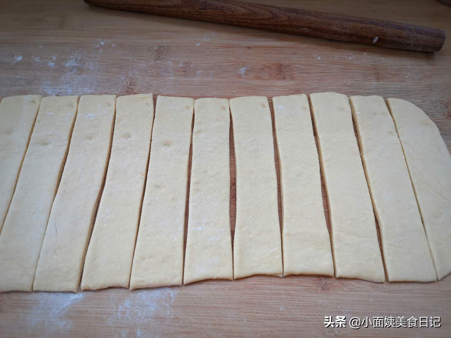 炸油条用小苏打怎么做酥脆松软,炸油条放苏打粉泡打粉酵母粉配方