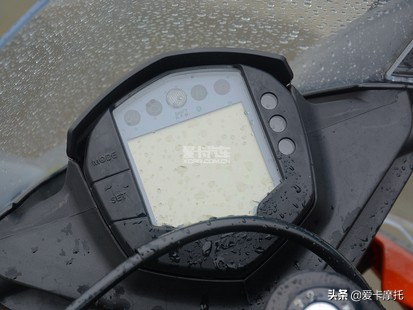 小姐姐骑着粉红色的仿赛摩托车,仿赛摩托车低座推荐