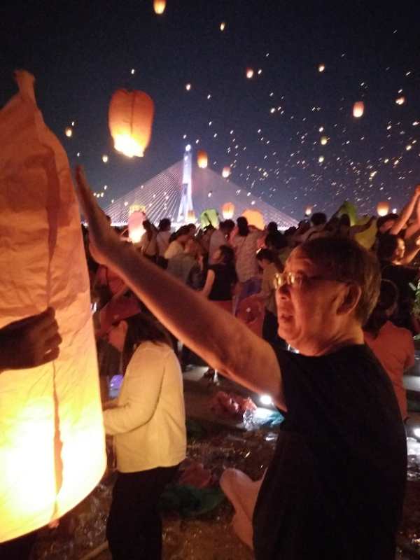 西双版纳夜景放河灯,西双版纳孔明灯之夜