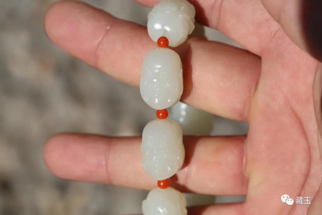 十种颜色的和田玉手串,翡翠手串和和田玉手串哪个好