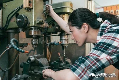 一名女孩从大学毕业后在机械行业干了十年，背后经历让人辛酸……
