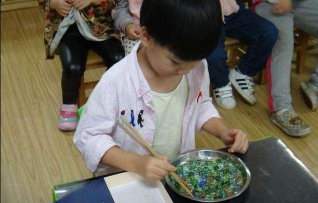 小孩误吞13mm玻璃弹珠,小朋友误吞弹珠怎么处理