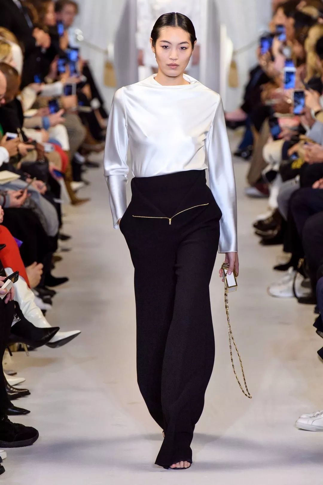 大饰所趋？不，现在时尚圈流行迷你套，连李佳琦都带货了