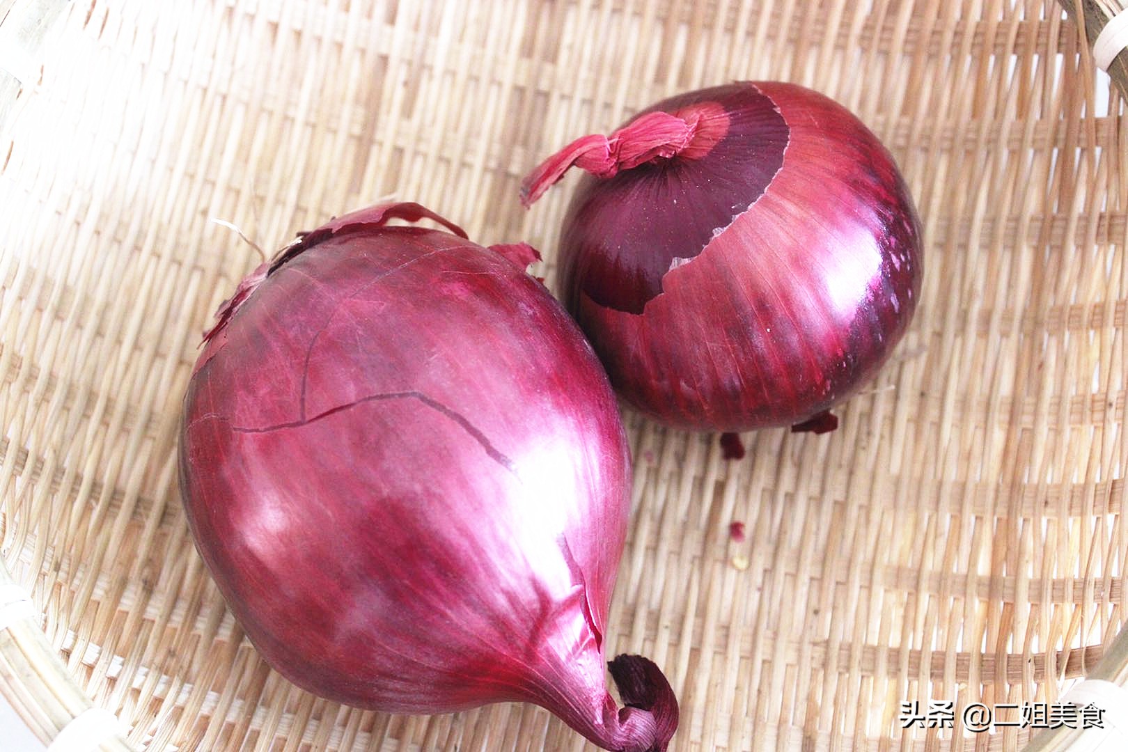 切洋葱辣到眼睛怎么缓解,怎么切洋葱不会被辣眼睛