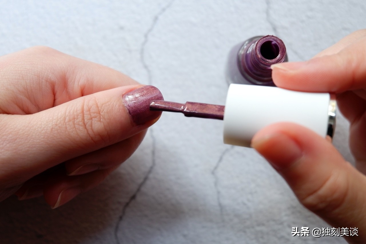是什么闪瞎眼？藏在指尖的小秘密，只需用你的亮片眼影DIY