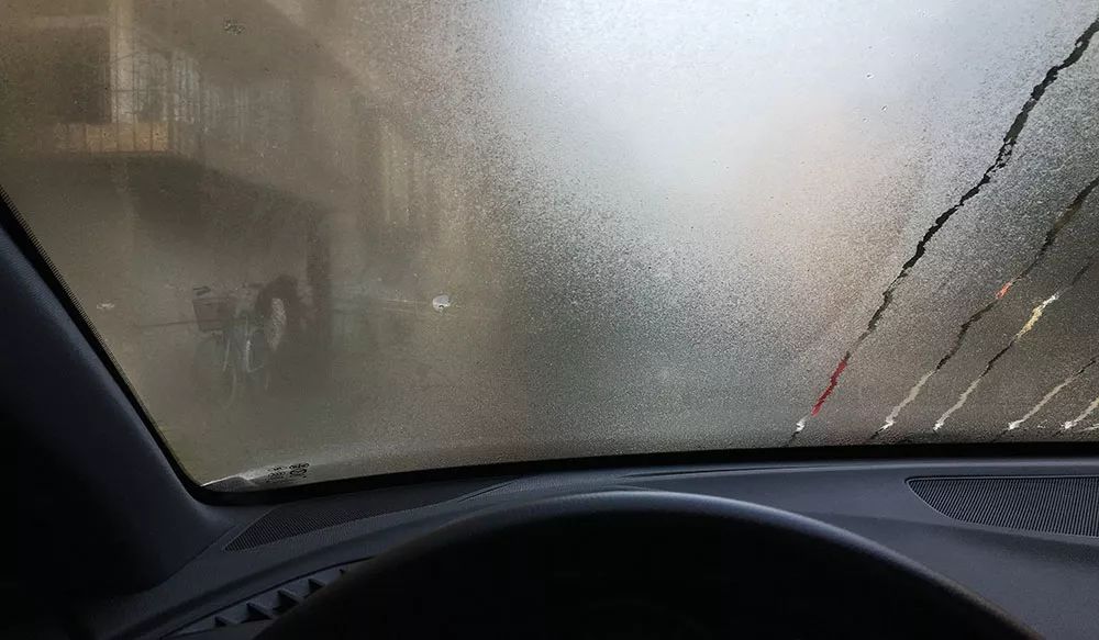 前挡风起雾怎么回事,冬天风挡里面起雾怎么办